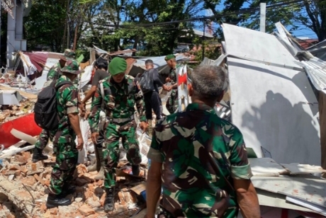TNI Gerak Cepat! Prajurit Kodam XIII/Merdeka Terjun Langsung Tangani Dampak Gempa Sulut