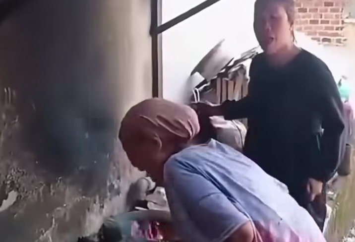 CEK FAKTA: Video Viral Nenek Disiram Air Panas