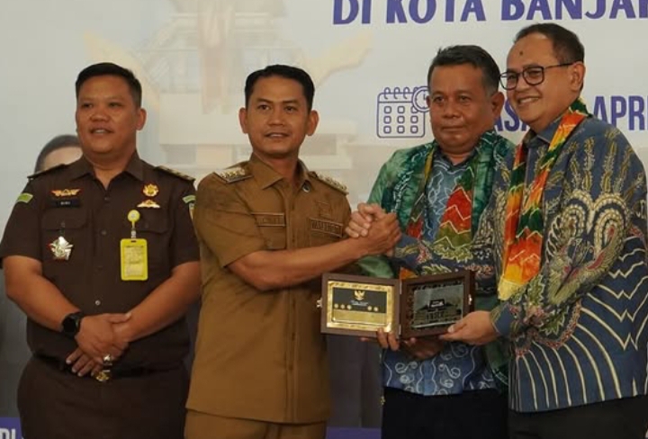 Walikota Banjarmasin Dampingi Wamen UMKM Serahkan Asuransi BRI di Pasar Antasari