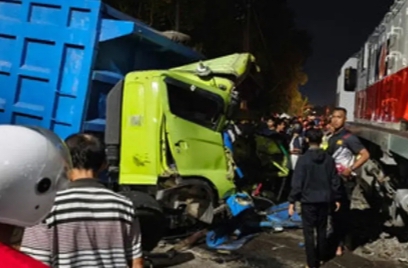Tragedi di Perlintasan Sananwetan: KA Dhoho Hantam Truk Pasir Hingga Ringsek!