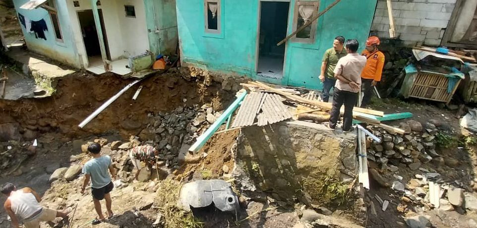 Waspada Hidrometeorologi Basah: BNPB Catat Rentetan Cuaca Ekstrem dan Longsor di Sumatra hingga Jawa
