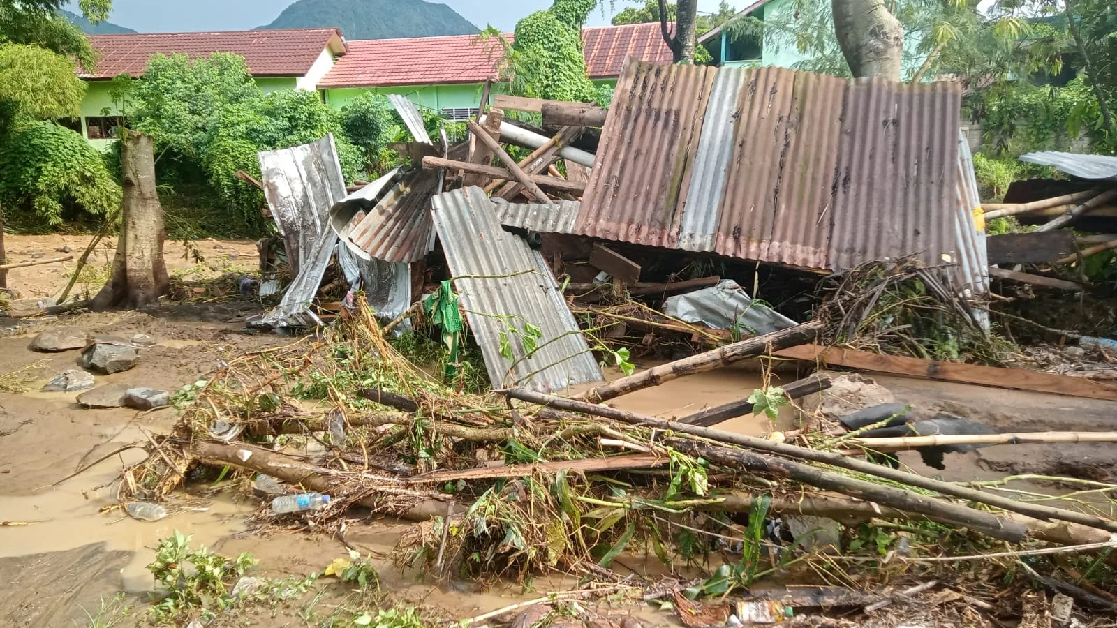 Banjir Bandang Terjang Lombok Utara: Tiga Rumah Hanyut dan Tanggul Sepanjang 100 Meter Jebol