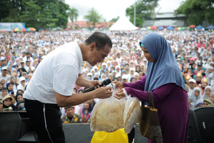 Sambangi HUT Bone, Mentan Amran Sulaiman Kucurkan Modal Rp20 Juta untuk Pedagang Kerupuk