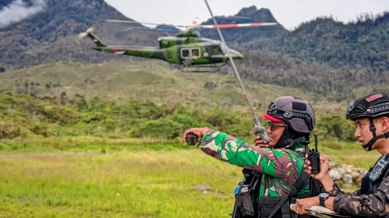 Jaga Nadi Logistik Papua, Prajurit Pasgat TNI AU Amankan Operasi Bandara Perintis Sinak