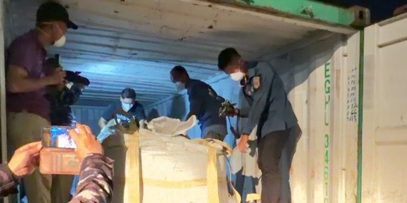 Ketegangan di Batam: TNI AL Bongkar Paksa 15 Kontainer Mineral, PT PMM Siap Gugat!