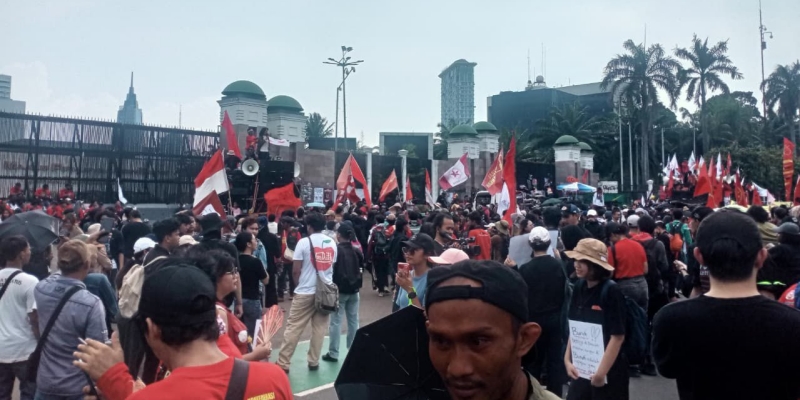 Pilih Jalan Berbeda, Ribuan Buruh dan Petani Kepung DPR Tolak Perayaan May Day di Monas