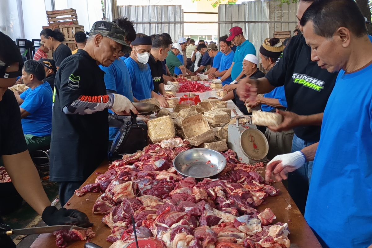 Dukung Gerakan Ramah Lingkungan, Pasar Induk Kramat Jati Distribusikan Daging Kurban Pakai Besek Bambu