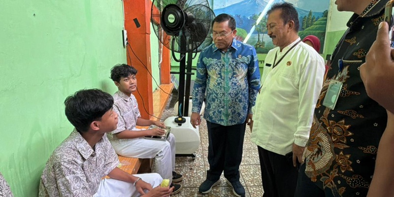 Pantau Makan Bergizi Gratis di SMAN 28 Jakarta, Wakil Kepala BGN Puji Inovasi Pengelolaan Sampah Sekolah