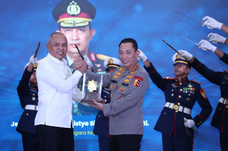 Badan Siber dan Sandi Nasional Sematkan Adhi Bhakti Senapati untuk Kapolri