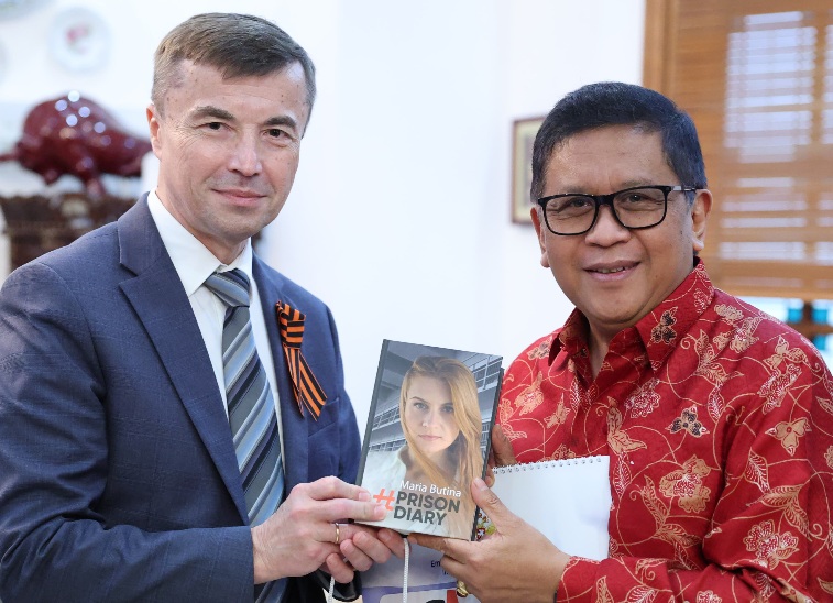 Dubes Rusia Bertemu Hasto: Beri Buku tentang Pengalaman di Penjara