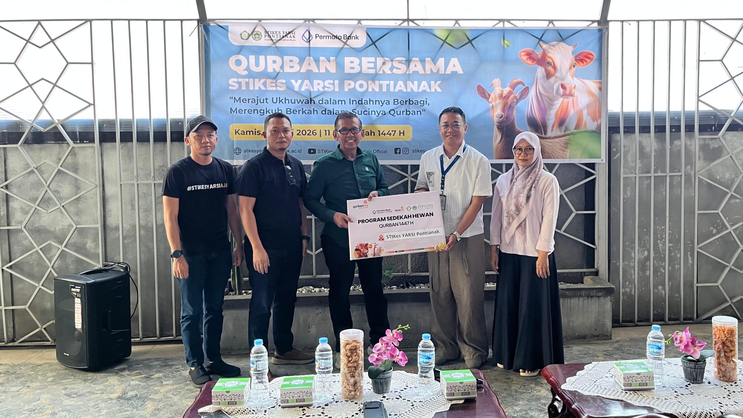 YARSI Pontianak Bersama Permata Bank Bagi Hewan Qurban ke Masyarakat Sekitar Kampus