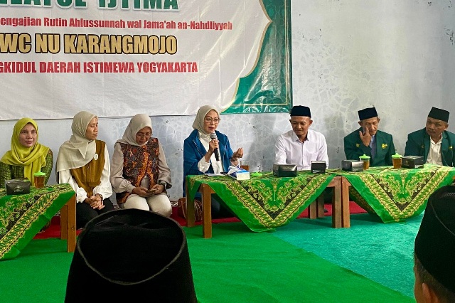 Rustini Muhaimin Serahkan Ambulans untuk Muslimat NU di Gunungkidul