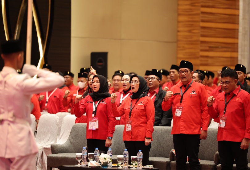 Peserta Bimtek PDIP Dengingkan Lagu "Bung Karno Bapak Marhaenisme"