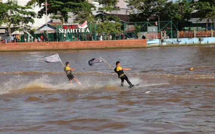 Ribuan Warga Padati Siring Pemko Banjarmasin, Saksikan Festival Ski Air di Sungai Martapura