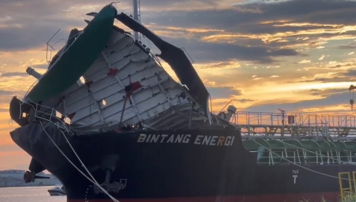 Dentuman Hebohkan Warga, Kapal Bintang Energi Diduga Meledak di Depot Pertamina Pontianak Utara