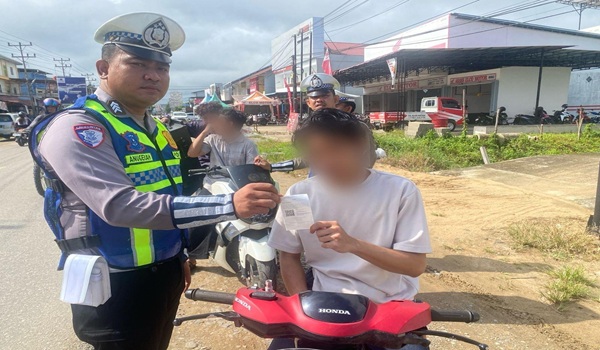 Satlantas Maksimalkan Penggunaan ETLE Mobile Polres Sekadau Jaring Tujuh Pelanggar