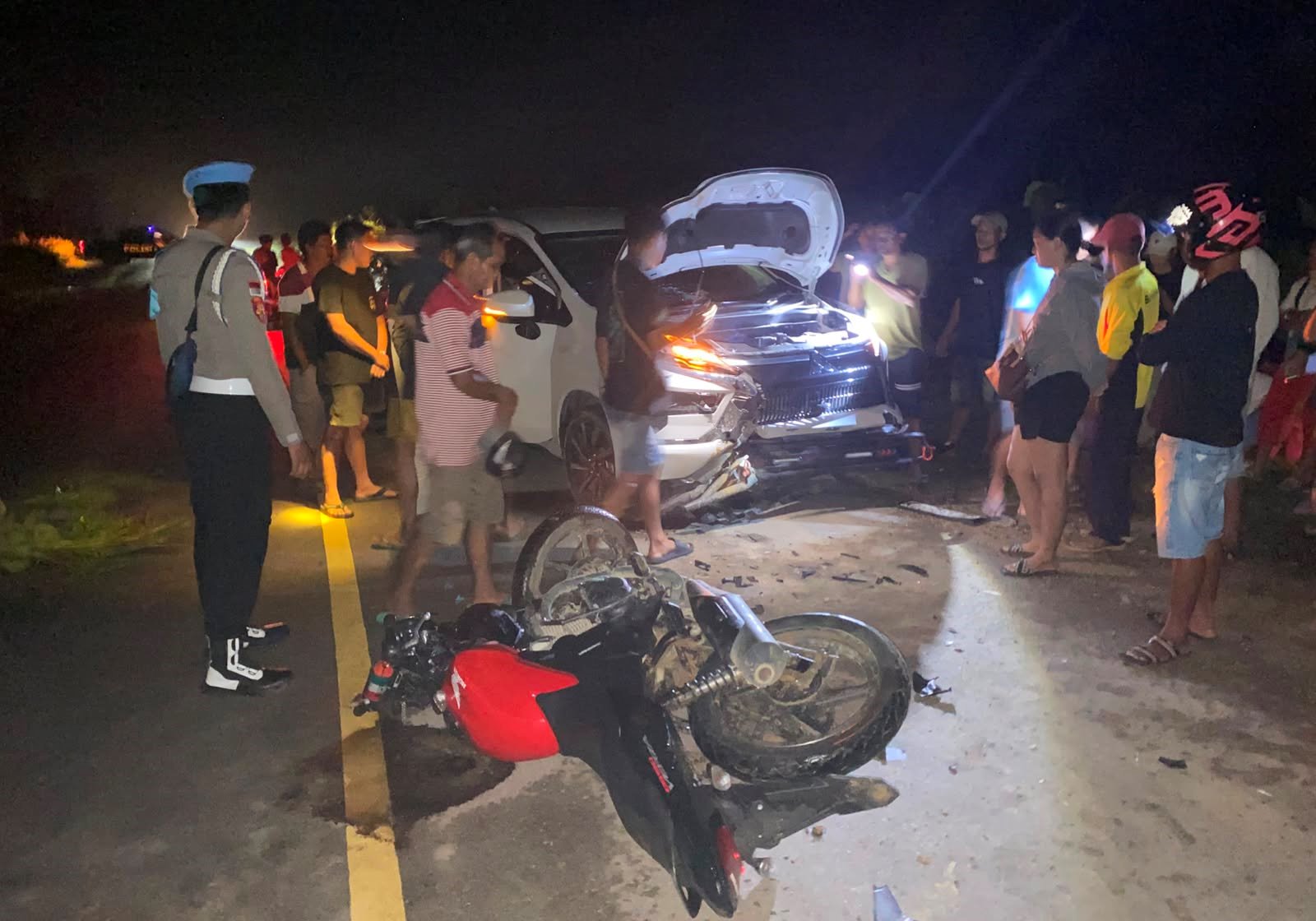 Motor Tabrak Mobil Akibat Hilang Kendali Satu Pemotor Terluka Dalam Kecelakaan di Sekayam