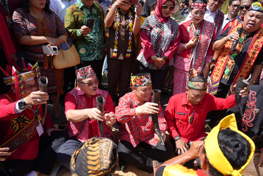 Gubernur Kalbar Ria Norsan Resmi Buka Pekan Gawai Dayak ke-40 di Pontianak