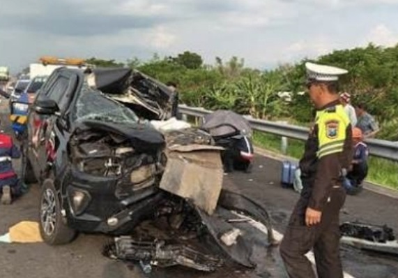 Mobil Anggota Komisi X DPR Gus Hilman Hantam Dump Truk, Dua Staf Tewas