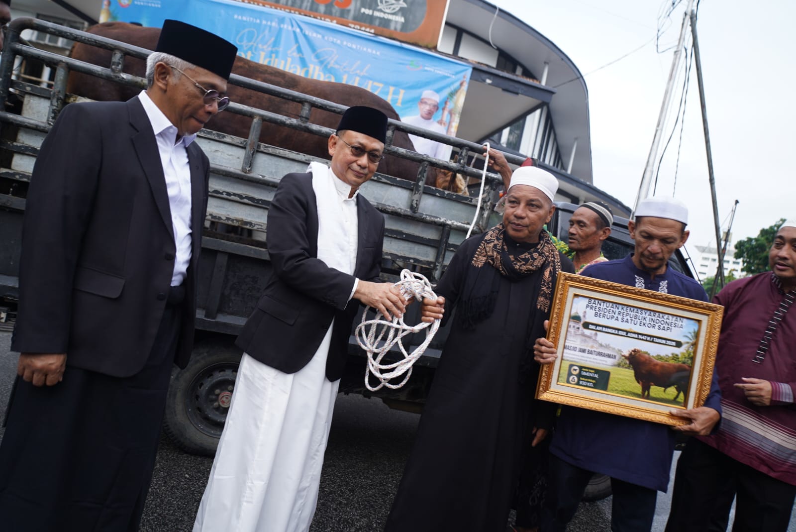 Ribuan Warga Hadiri Salat Iduladha di Pontianak, Walikota Edi Kamtono Serahkan Sapi Presiden