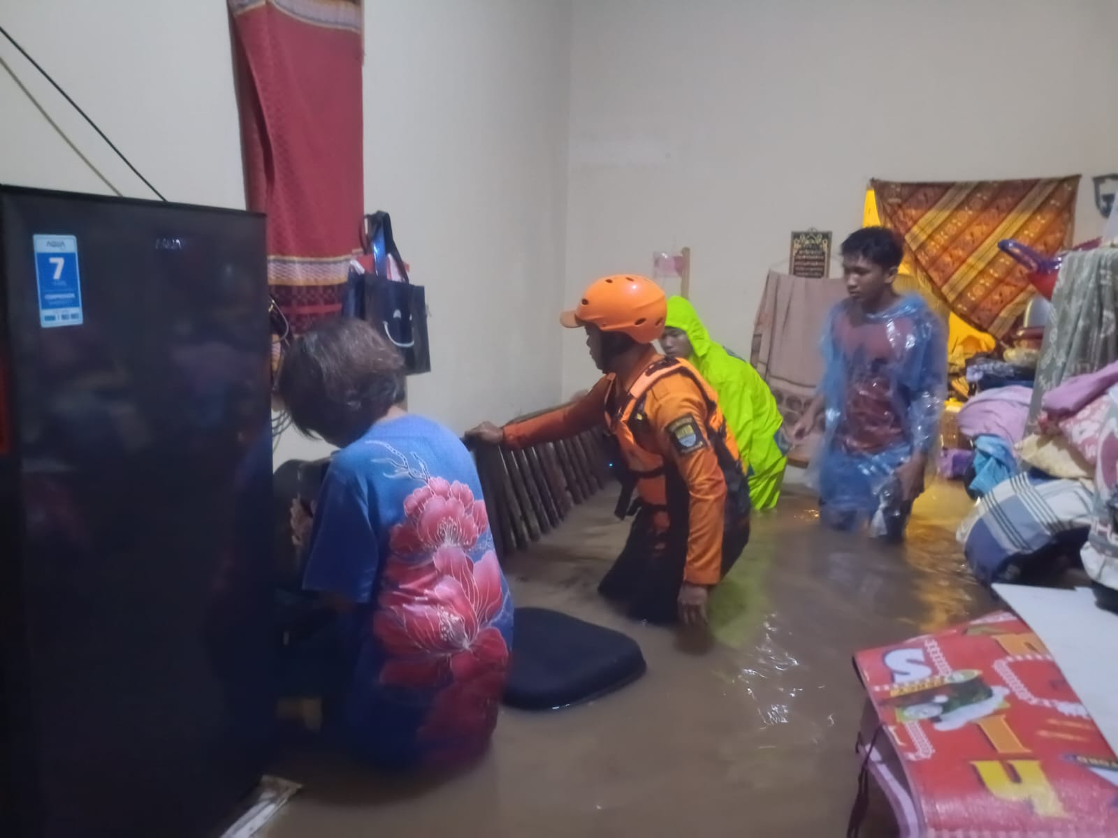 Ribuan Warga Mengungsi Akibat Banjir di Cirebon Usai Hujan Deras Melanda