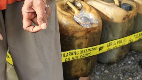 Polda Kalbar Usut Kasus Kencing BBM Truk Pertamina yang Viral di Media Sosial