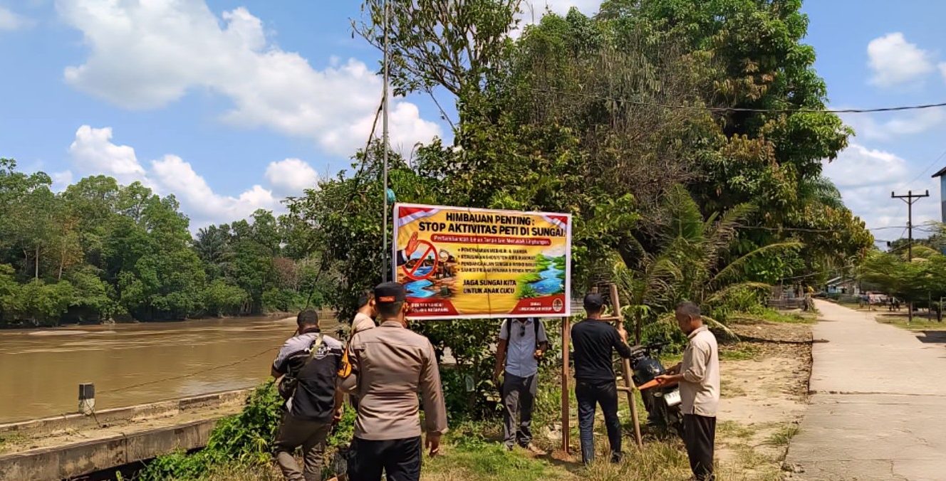 Polsek Sandai dan Pemdes Pasang Papan Larangan Aktivitas Tambang Ilegal di Sungai Pawan