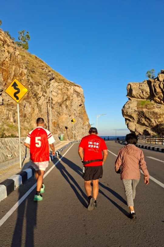 Sekjen PDIP Lari Pagi Sambil Nikmati Suasana di Pantai Cristo Rei Dili