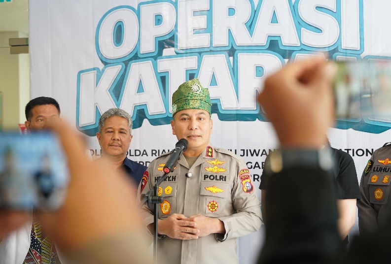 Kapolda Riau Irjen Herry Gaungkan Human Solidarity, Polda Riau Bantu 310 Warga Ikut Operasi Katarak Gratis