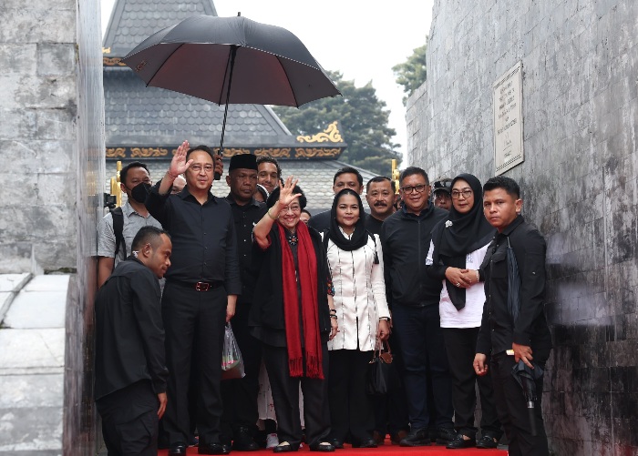 Megawati Ziarah ke Makam Bung Karno di Blitar, Didampingi Putra dan Ratusan Kader PDIP