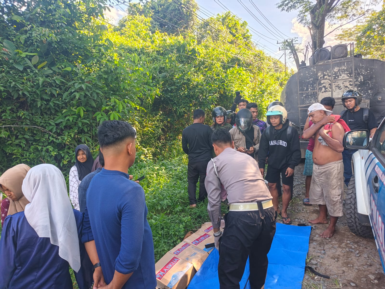 Gagal Menyalip Pick Up, Pengendara Motor Tewas Tertabrak Truk Tangki di Ambawang