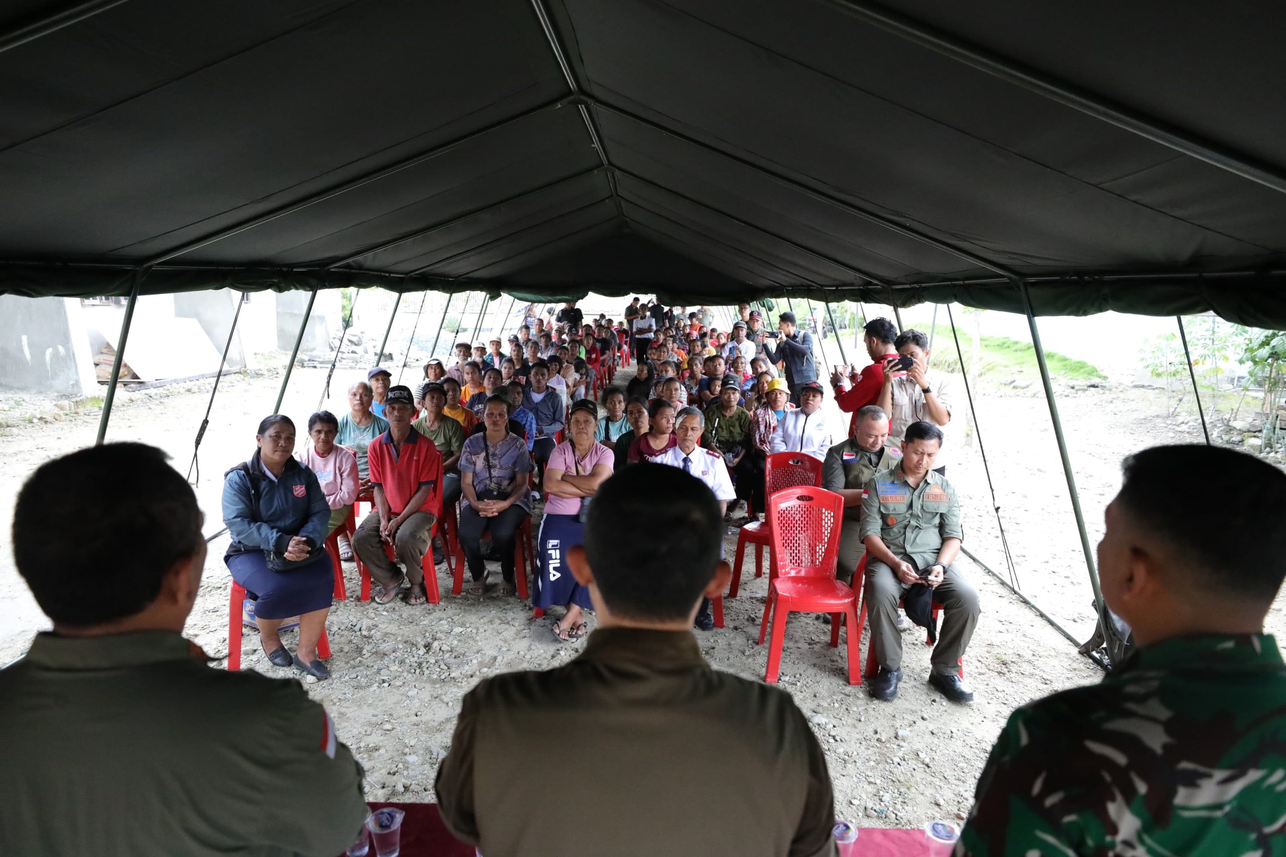 Pastikan Penanganan Darurat Gempa Sulawesi Tengah Berjalan Optimal, Kepala BNPB Serahkan Bantuan di Sigi dan Tempat Ibadah Sementara