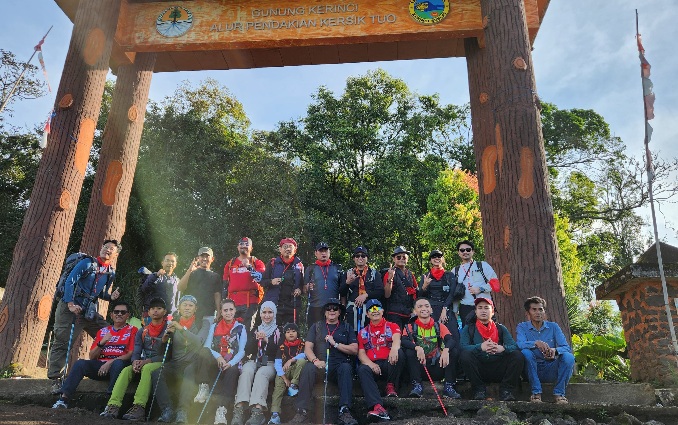 Mendaki Gunung Kerinci, Sekjen PDIP Hasto Panjatkan Doa Refleksi Bulan Bung Karno