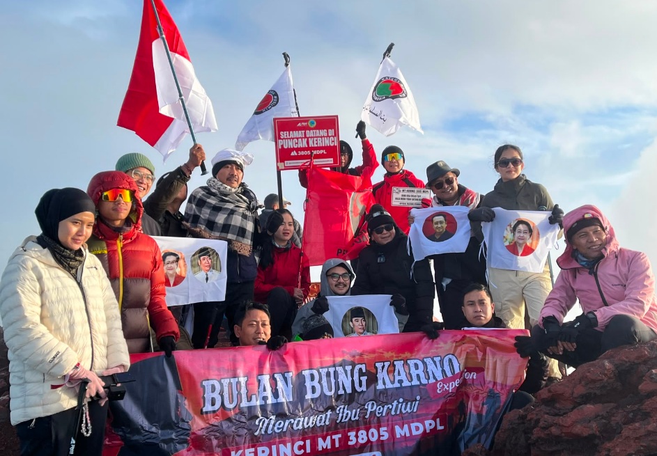 Gapai Puncak Gunung Kerinci, Hasto Ajak Kader PDIP Nyalakan Api Perjuangan Bung Karno