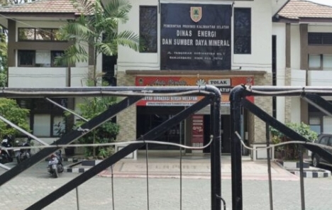 Misteri Penutupan Mendadak Kantor Dinas ESDM Kalsel, Dijaga Ketat Personel TNI!