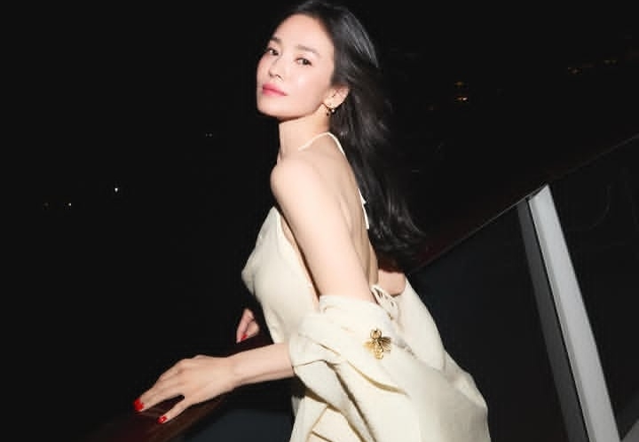 Song Hye Kyo Bikin Heboh di Paris, Penampilan Gaun Terbuka Ini Jadi Sorotan