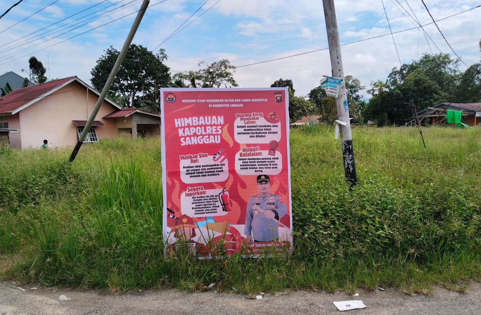 Polsek Sekayam Lakukan Pemasangan Banner Imbauan Karhutla di Empat Lokasi Strategis