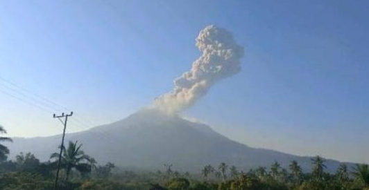 Lontarkan Abu Ribuan Meter PVMBG Tetapkan Erupsi Gunung Lewotobi Laki-laki Berstatus Siaga