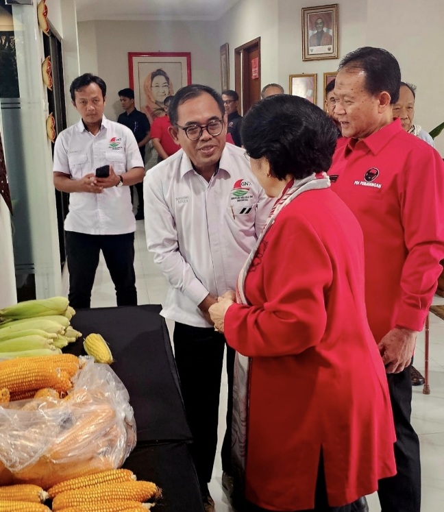 Wujud Ketahanan Pangan, GNTI Serahkan Hasil Panen Raya Jagung kepada Megawati Soekarnoputri