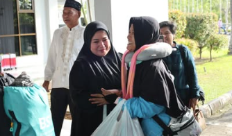 Tangis Haru Keluarga Warnai Kepulangan Jamaah Haji Singkawang