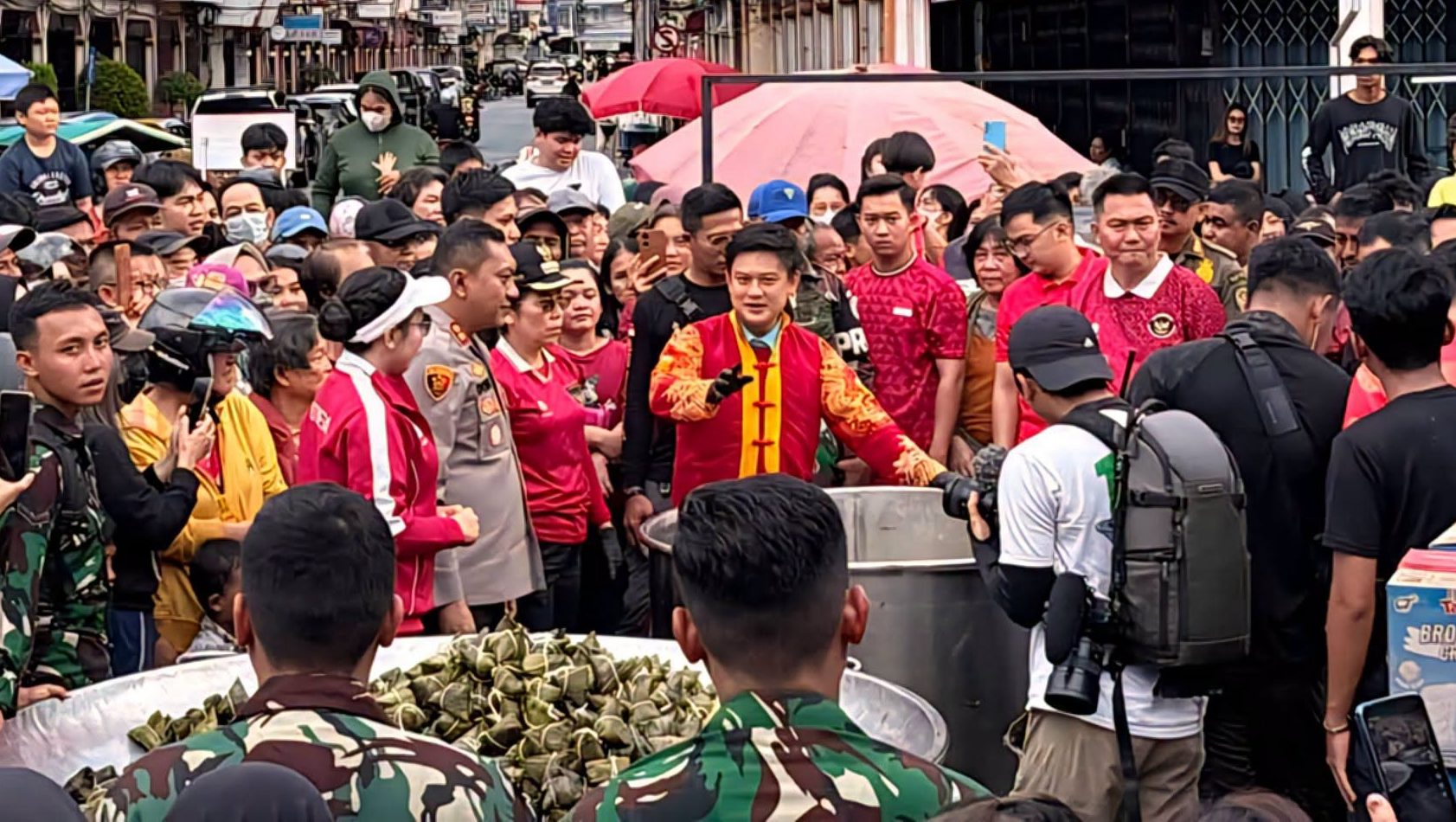 Youtuber Bobon Santoso Bagikan Ribuan Porsi Makanan Gratis Meriahkan Festival Bakcang 2026 Singkawang
