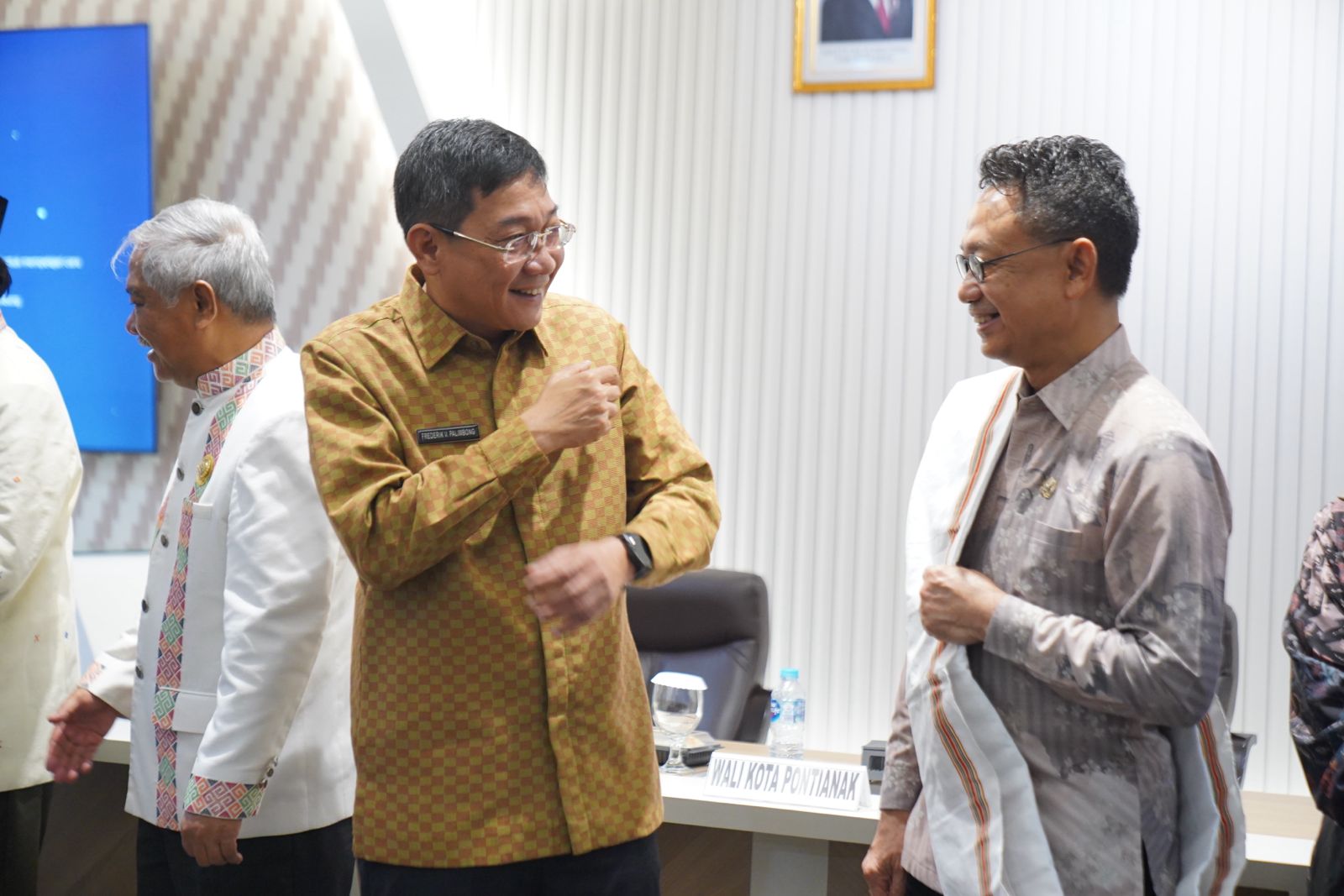 Bupati Toraja Utara Pelajari Strategi Kerukunan Warga Melalui Budaya Warung Kopi di Pontianak