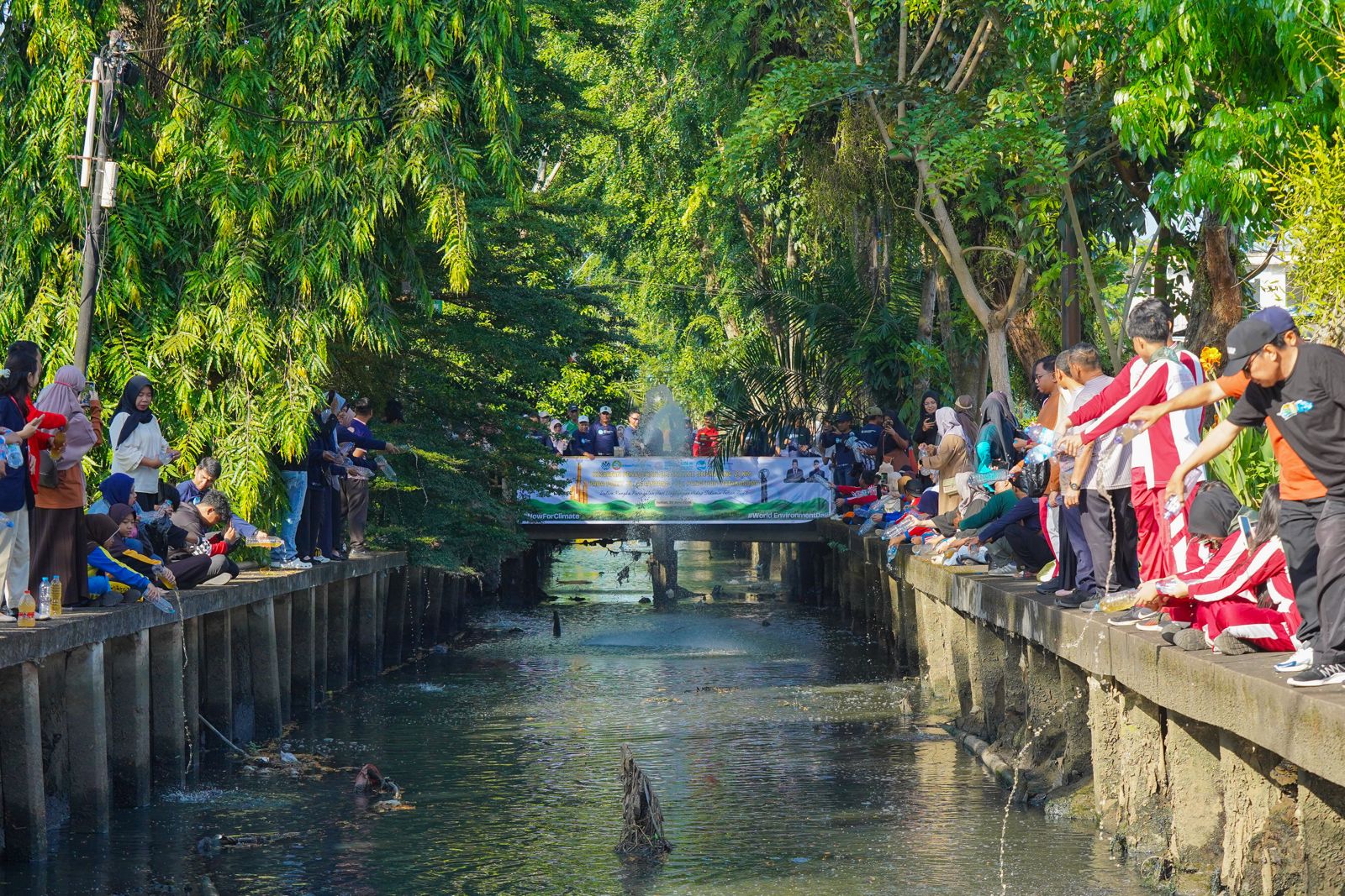 DLH Uji Coba Cairan Fermentasi Demi Tingkatkan Kualitas Air Parit di Pontianak