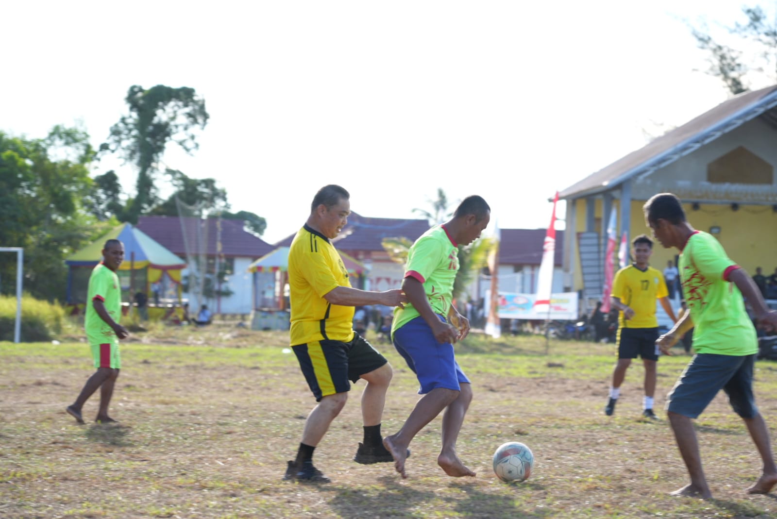 Gubernur Kalbar Ria Norsan Bermain Sepak Bola Bersama Warga di Perbatasan Temajuk