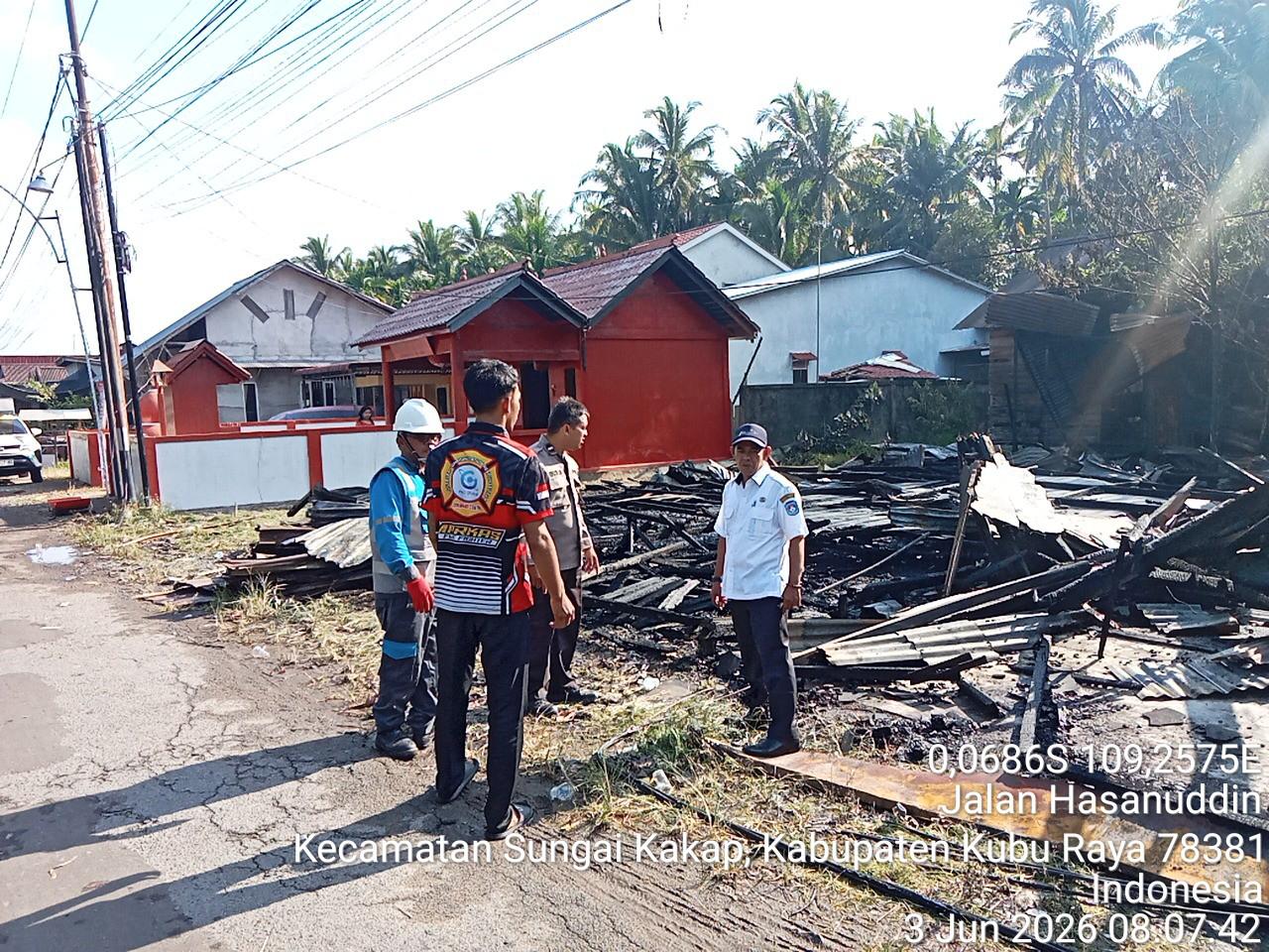 Kebakaran di Kubu Raya Menghanguskan Sebuah Rumah Kosong Akibat Dugaan Korsleting Listrik