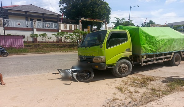 Dua Korban Terluka Akibat Kecelakaan Motor dan Truk di Depan Polres Sekadau