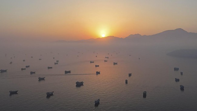 Angin Segar Damai AS-Iran: Selat Hormuz Dibuka, Harga Minyak Dunia Langsung Anjlok