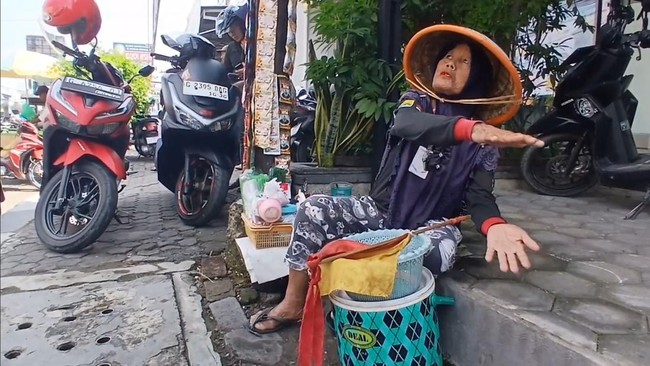 Gagalkan Perampokan Rp3,6 Miliar, Juru Parkir Lansia di Brebes Dihadiahi Umrah oleh Pemilik Uang
