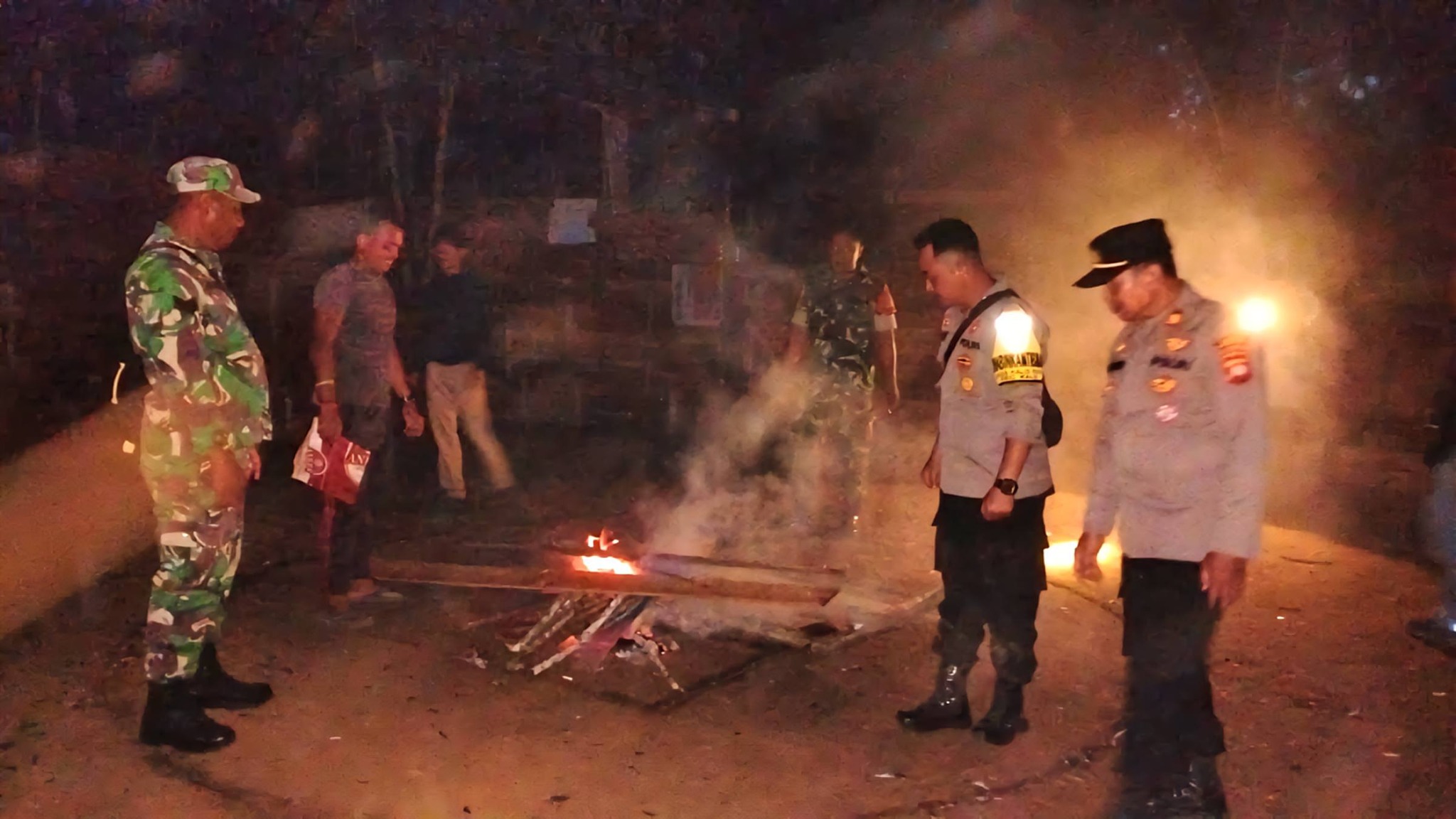 Aparat Gabungan TNI Polri Bongkar Arena Sabung Ayam di Kapuas Hulu
