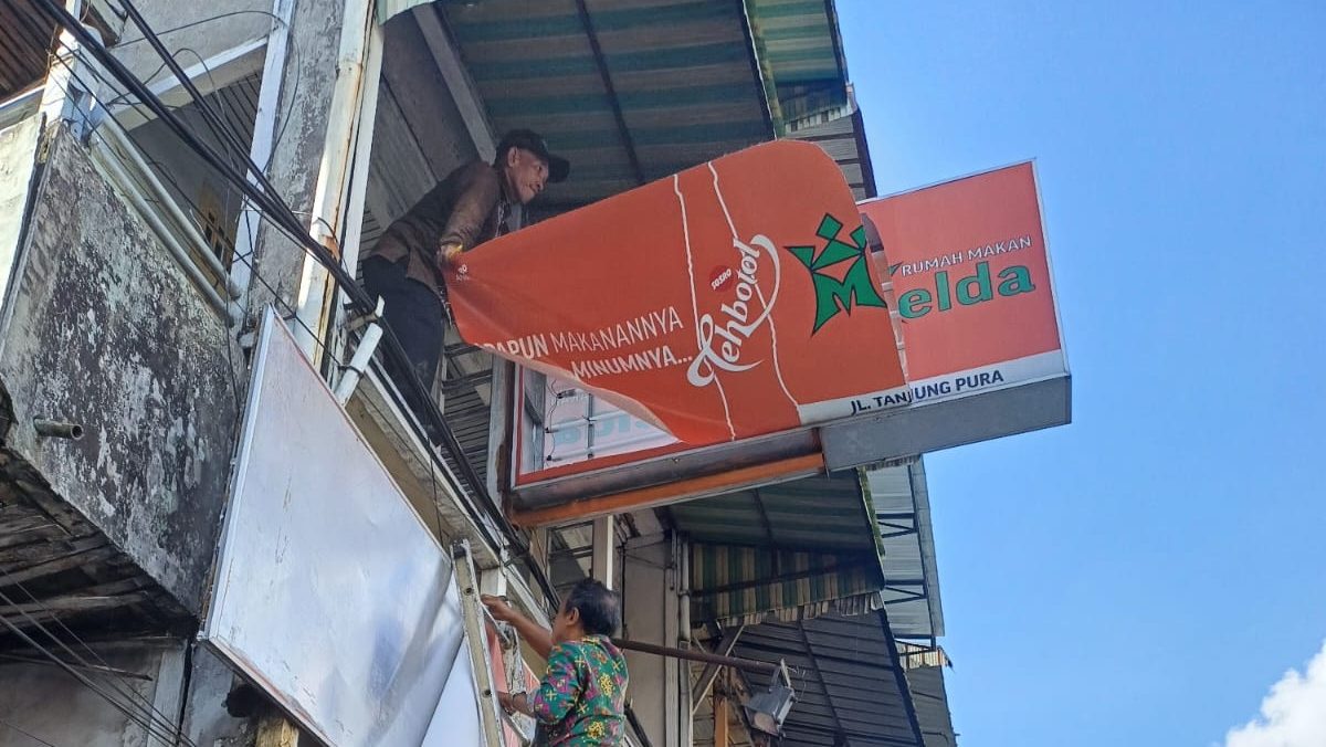 Bapenda Bongkar Paksa Billboard Penunggak Pajak Reklame di Pontianak
